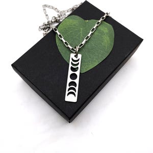 Collier MOON PHASES en acier inoxydable sur chaîne en acier inoxydable à longs maillons - Lune poli brillant 1 3/8" x 5/8", hypoallergénique ne ternit pas
