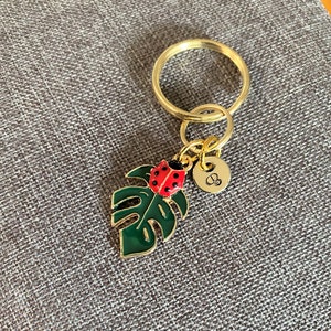 Small LADYBUG & LEAF KEYCHAIN personalized with initial charm - Monstera leaf is green, gold and ladybug is red, black, gold