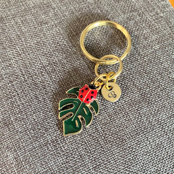 Small LADYBUG & LEAF KEYCHAIN personalized with initial charm - Monstera leaf is green, gold and ladybug is red, black, gold