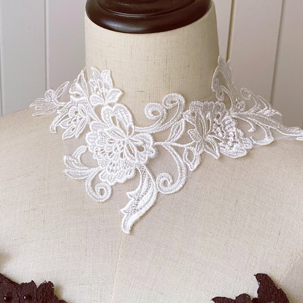 grand collier plastron en dentelle florale blanche / collier de mariage boho de mariée blanche / plastron floral col en dentelle gothique vintage romantique