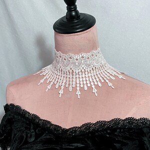 large white black lace choker collar necklace // ivory bridal wedding choker // vintage gothic boho necklace Venice lace jewelry gift