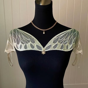 butterfly wings lace capelet cape / shoulder wrap shawl bolero / art deco statement accessory gold pearls charm / Vintage boho gothic green