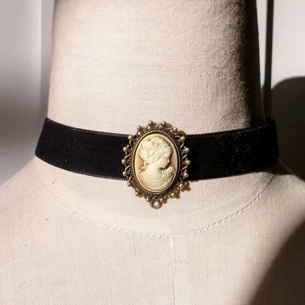 Vintage black velvet cameo choker necklace // Victorian charm choker // black velvet necklace // Gothic antiqued choker // gift for her