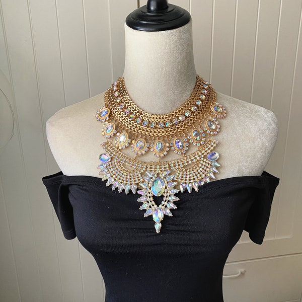 Collier plastron en strass doré, couleur AB, cristal / Collier bohème en or avec plastron épais en diamants / cadeau glamour pour elle