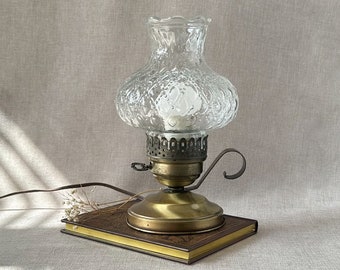 Verre effet tempête matelassé vintage et base plaquée laiton avec lampe de table à boucle pour doigt, lampe de vanité antique de style lanterne