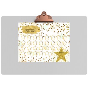 Puede incluir: Un portapapeles gris con una tabla de entrenamiento para ir al baño con temática de estrellas doradas y blancas. La tabla tiene una pancarta dorada que dice "Potty Chart" y una gran estrella dorada que dice "Reward".