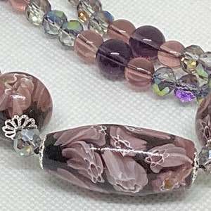 Belles perles vintage Millefiori lavande scintillantes plus longues avec cristal AB lavé dans des tons de violet et de lilas