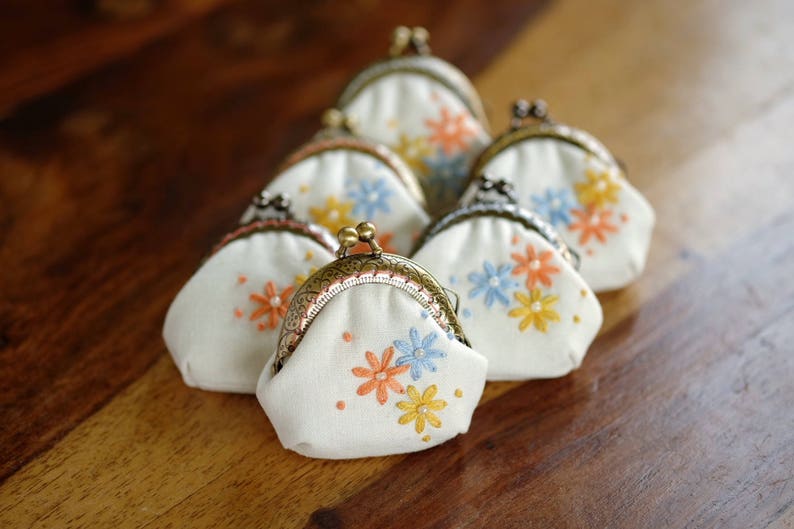 Hand Embroidered\u3010Daisies\u3011 CaCa Crafts Embroidered Tiny Kisslock Pouch