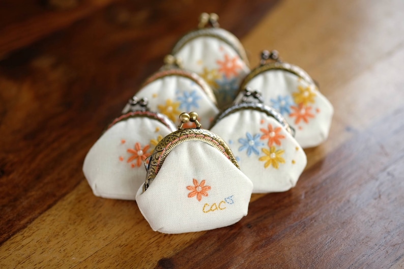 Hand Embroidered\u3010Daisies\u3011 CaCa Crafts Embroidered Tiny Kisslock Pouch