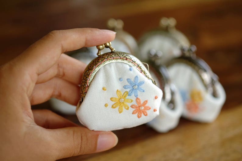 Hand Embroidered\u3010Daisies\u3011 CaCa Crafts Embroidered Tiny Kisslock Pouch