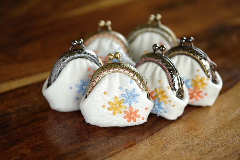 Hand Embroidered\u3010Daisies\u3011 CaCa Crafts Embroidered Tiny Kisslock Pouch