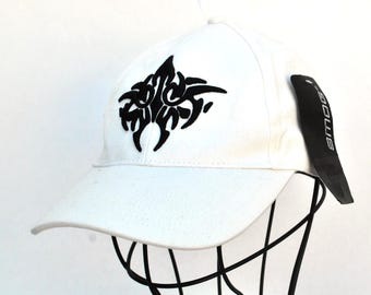 Gorra de béisbol tribal blanca vintage con bordado negro, estilo urbano Y2K