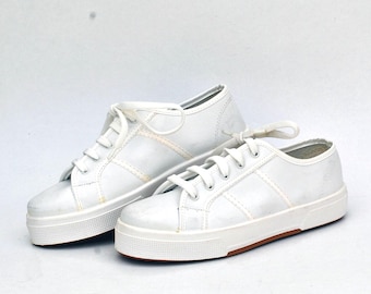 White Low Top Sneakers – Minimal Lace-Up Shoes – Classic Casual Trainers – Unisex Everyday Footwear size eu 38 uk 5 us 7