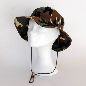 Sombrero de pescador de camuflaje vintage con correa para la barbilla: estilo militar de los años 90, sombrero utilitario para exteriores y ropa de calle.
