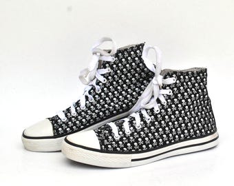 Sneakers alte con stampa teschio / Scarpe in tela bianche e nere / Sneakers punk gotiche / Sneakers alte retrò con lacci taglia eu 42 uk 7 us 11