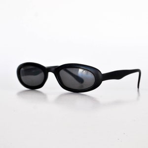 Black Oval Sunglasses – Minimalist Retro Frame – Dark Lenses – Unbranded Eyewear