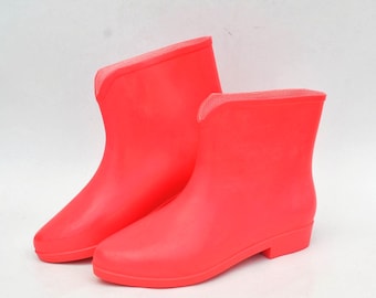 Rot Rosa Regen Ankle Boots - Minimaler Wasserdichter Gummi - Helle Statement Schuhe Größe EU 38 US 7 UK 5