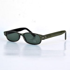 Gafas de sol rectangulares con lentes tintadas en verde y montura fina para uso diario.