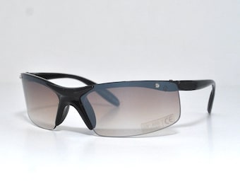Gafas de sol envolventes Y2K con montura negra y protección UV400.