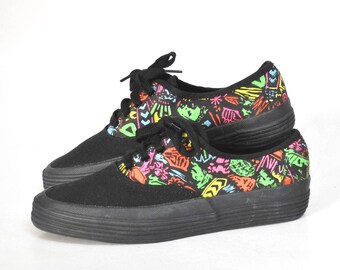Schwarze Sneakers mit buntem grafischem Muster – EU 37 UK 4 US 6 – Unisex Street Style Schuhe – Retro 90er Jahre inspirierte lässige Turnschuhe