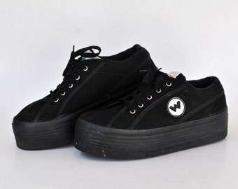 Vintage Black Platform Sneakers – Chunky Y2K Shoes – 90s Alt Streetwear Trainers – Retro Platform Footwear