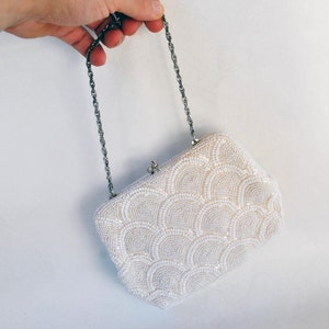 Bolso de mano vintage blanco puro con cuentas pequeñas para mujer, estuche para el hombro, regalo de los años 80, estilo de los años 90, billetera con clip de cuentas para ropa Coachella