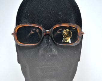 Gafas de sol vintage de carey con montura marrón y lentes oscuras, estilo retro de los 90, protección UV.