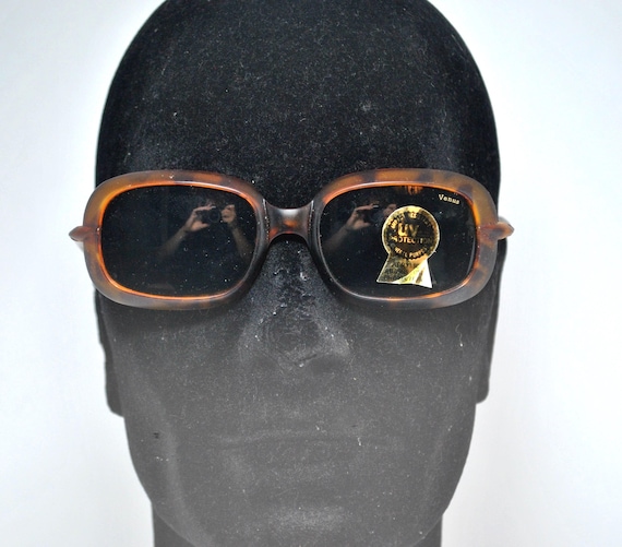 Vintage Tortoiseshell Rectangular Sunglasses - Dark Lenses Amazon.com: Grunge Style Vintage Black Bold Angular  main image 4