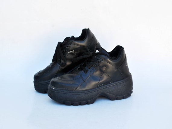 Vintage Black Platform Sneakers – Chunky Y2K Shoes – 90s Goth Streetwear Trainers – Retro Platform Footwear