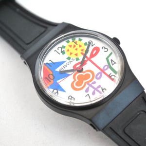 Reloj de pulsera colorido con diseño pop art: reloj de cuarzo con esfera gráfica y correa de caucho negra. Reloj unisex con estilo. imagen 3