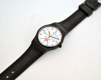 Vintage Abstract Dial Wristwatch – Black Rubber Strap Quartz Watch – Colorful Graphic Face – Unisex Retro Watch