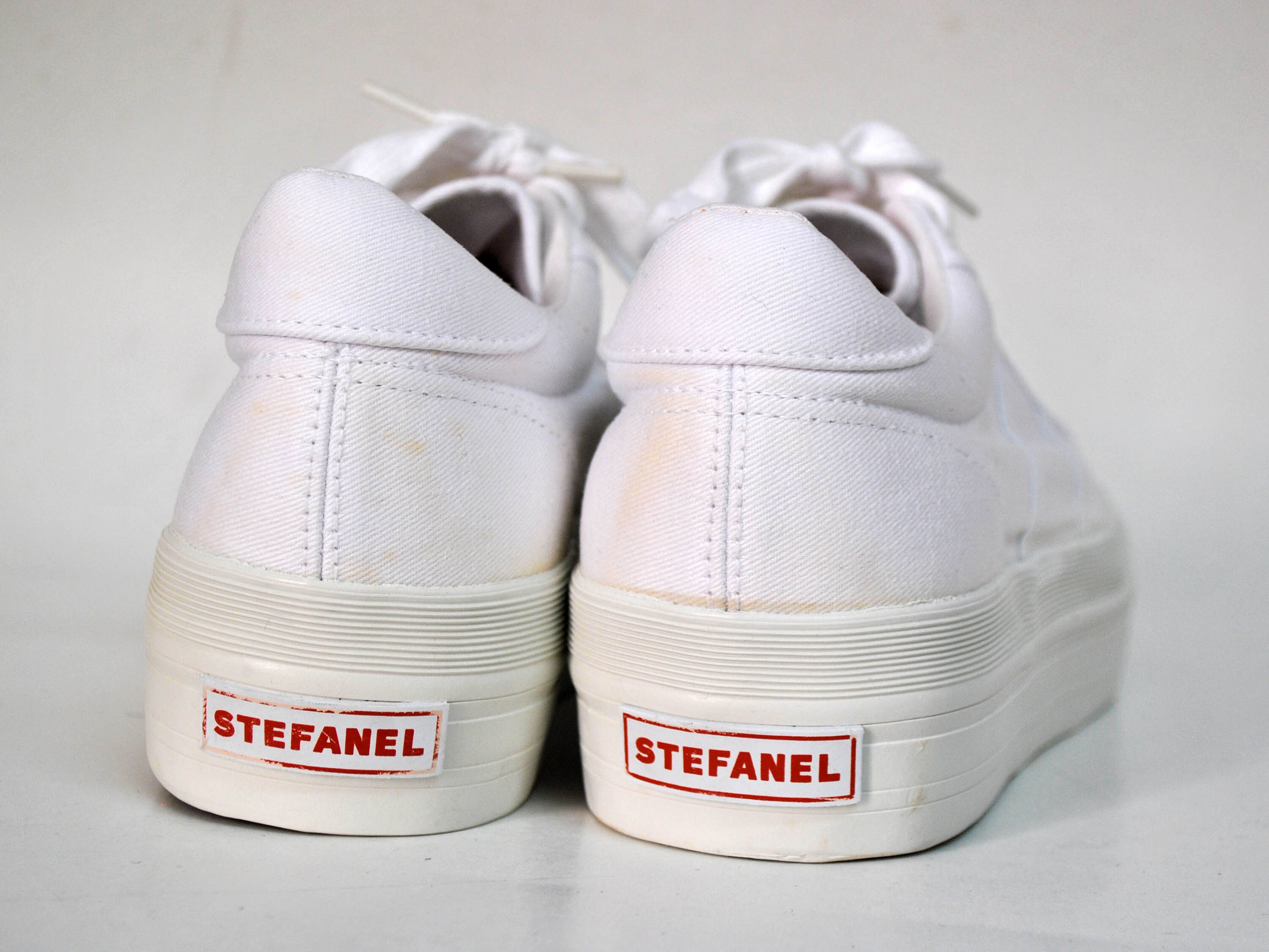 white canvas shoes size 5