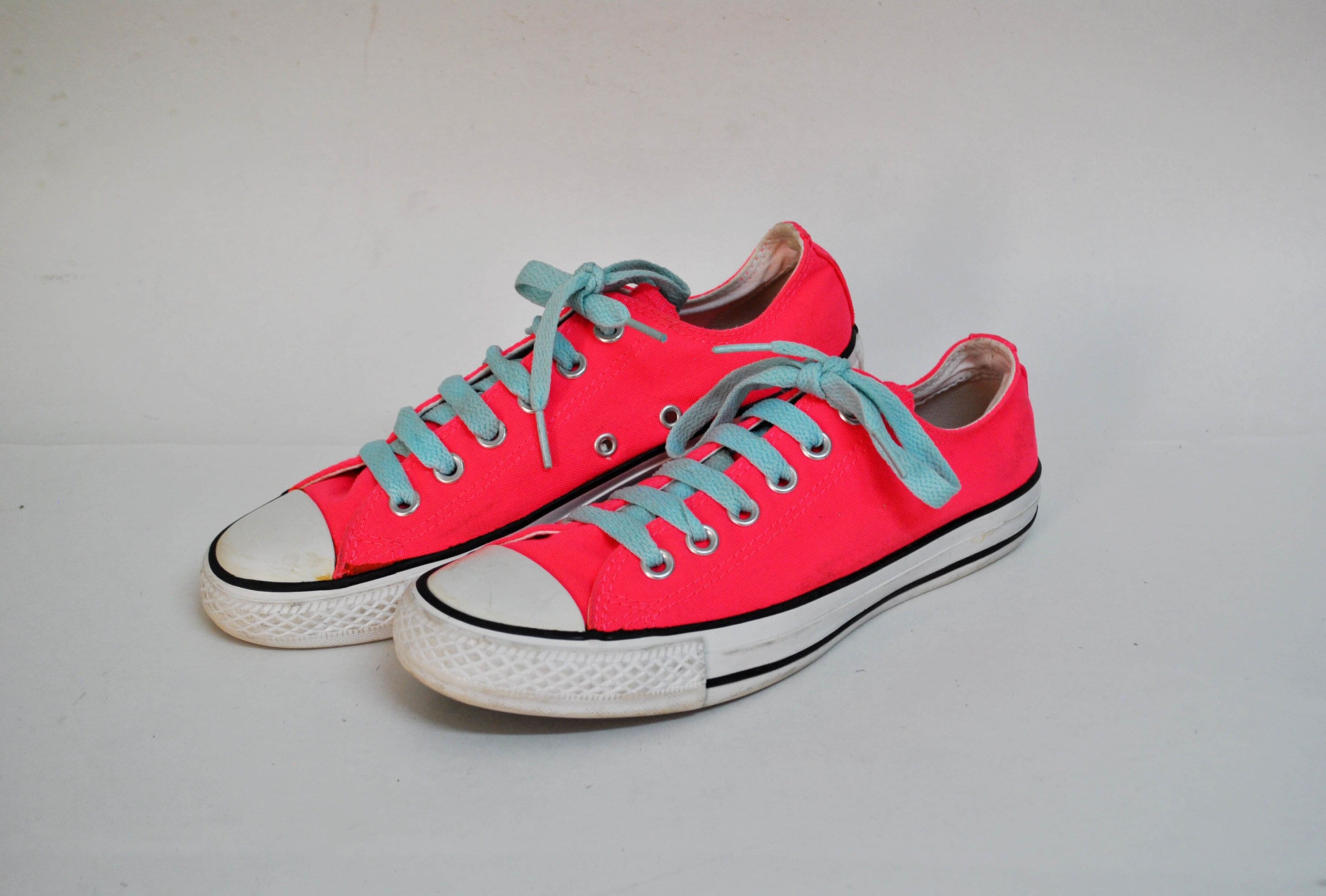 Neon cheap blue converse