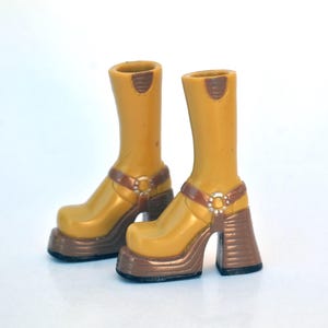 Botas de muñeca vintage estilo mod: tacones de plataforma amarillo mostaza, zapatos retro de muñeca de los años 60 y 70, accesorios de moda para muñecas.