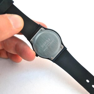 Reloj de pulsera colorido con diseño pop art: reloj de cuarzo con esfera gráfica y correa de caucho negra. Reloj unisex con estilo. imagen 5