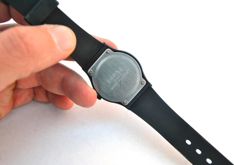 Reloj de pulsera colorido con diseño pop art: reloj de cuarzo con esfera gráfica y correa de caucho negra. Reloj unisex con estilo. imagen 5