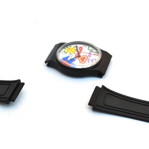 Reloj de pulsera colorido con diseño pop art: reloj de cuarzo con esfera gráfica y correa de caucho negra. Reloj unisex con estilo. imagen 6