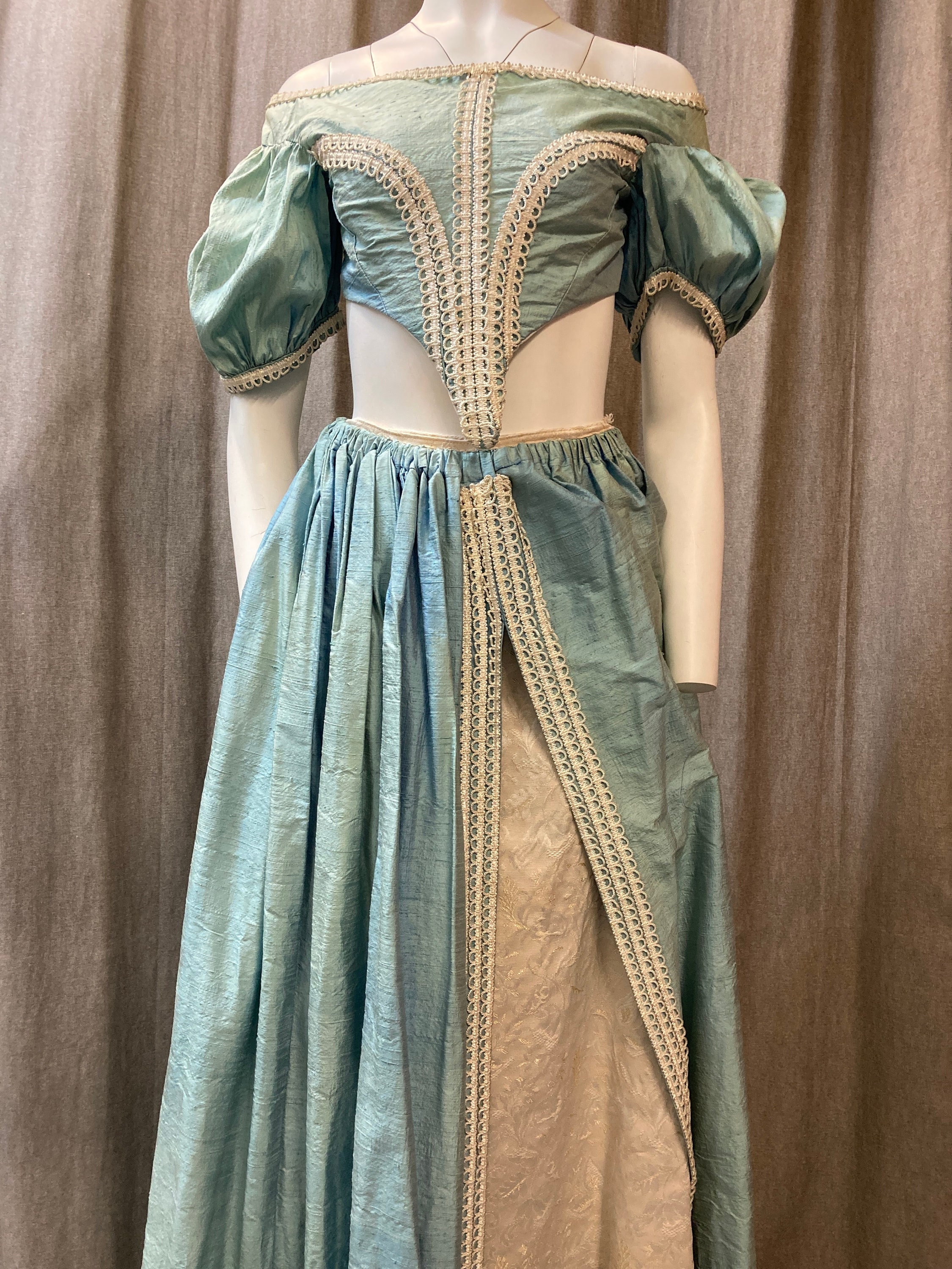 Vestuario teatral online segunda mano