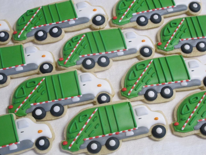 Galletas con forma de camión de basura: glaseado real, recuerdos para fiestas de cumpleaños infantiles.
