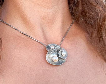 Perlen-Anhänger-Halskette aus Sterlingsilber: Oxidierte Blumen-Edelstein-zierlicher Schmuck