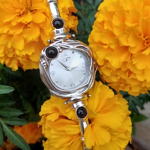 Modern silverfärgad armbandsklocka med ädelstenar för kvinnor