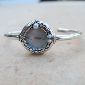 Silvermanschettklocka: Damarmbandsur med turkos ädelsten