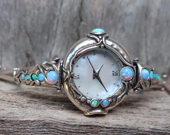 Pulsera de reloj de plata de ley con incrustaciones de piedras preciosas - Diseño moderno y delicado