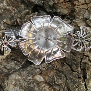Sterlingzilveren horloge met bloemen en granaat voor dames