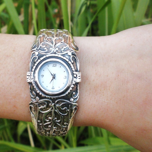 Engraved Silver-Tone Cuff Watch with Black Dial Pretty Silver Tone Details Quartz Watch With Cuff Bracelet  main image 4