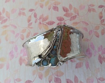 Pulsera ancha ajustable con piedras preciosas de plata de ley: una joya llamativa para bodas.