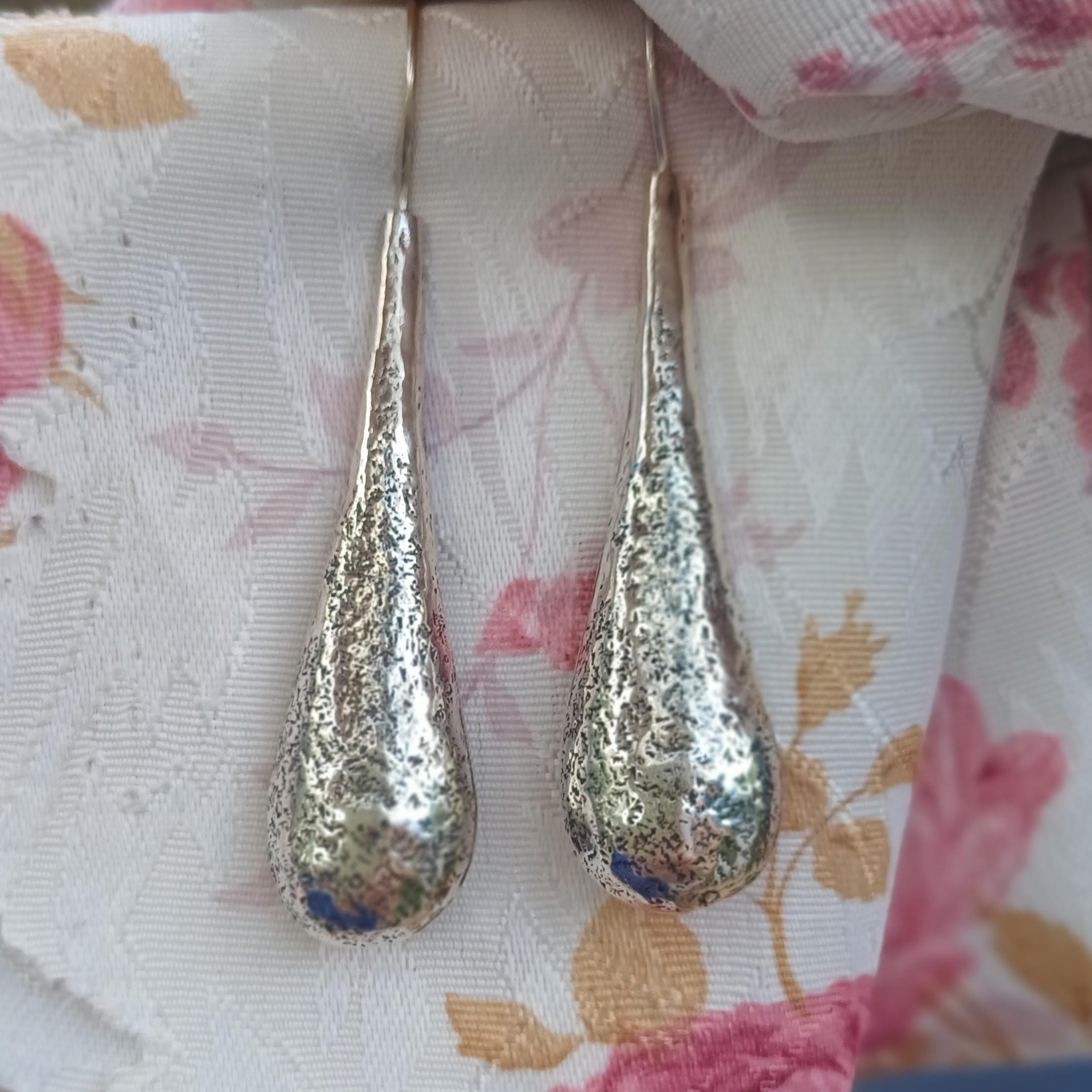 Orecchini a goccia lunghi in argento martellato fatti a mano per donna, regalo di gioielli unico ed elegante - Italia
