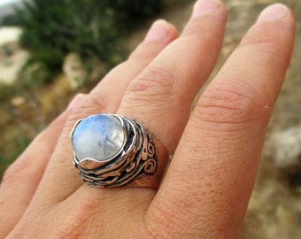 Vintage moonstone solitaire silver ring, Birthstone natural stone ring, Detailed silver work ring for women.