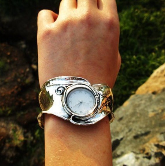 Weicam Women Girls Creative Hollow Cuff Bangle Bracelet Analog Quartz Wrist  Watch : Amazon.in: Fashion