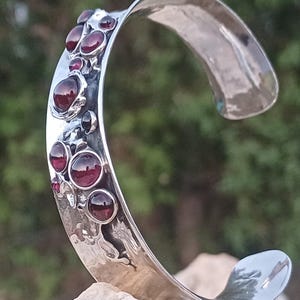 Handgjort armband i granat i 925 sterlingsilver, vidöppen manschett, unika smycken med ädelstenar